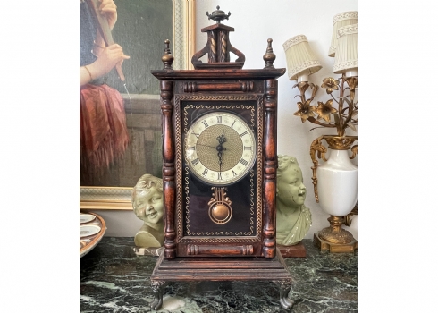 שעון קמין שעון קמין עתיק, כפי הנראה אנגלי, עשוי עץ, מתכת וזכוכית