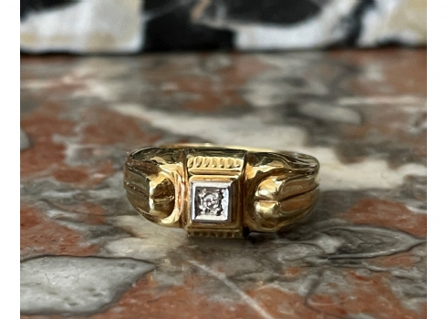 טבעת עתיקה עשויה זהב צהוב 14 קארט (חתום: 585), משובצת במרכזה יהלום קטן