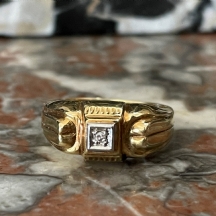 טבעת עתיקה עשויה זהב צהוב 14 קארט (חתום: 585), משובצת במרכזה יהלום קטן