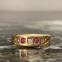 טבעת עתיקה לאישה, עשויה זהב צהוב משובצת יהלומים ואבני רובי אדומות