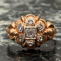 טבעת עתיקה לאישה, עשויה זהב צהוב 18 קארט משובצת יהלומים