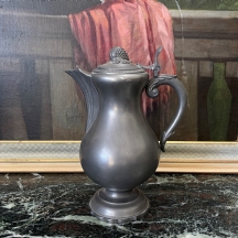 קנקן שיכר (Tankard) עשוי פיוטר, ידית המכסה מפוסלת בצורת תות, חתום