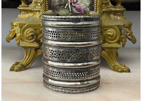 צמיד טורקמני ישן עשוי מתכת מצופה כסף מעוטר בדגם 'תחרה'