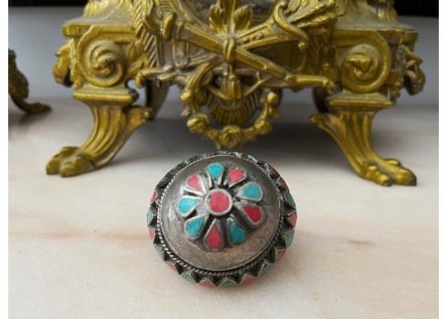 טבעת טורקמנית ישנה עשויה כסף נמוך ואמייל צבעוני, מידת הטבעת על פי צילום על מוט