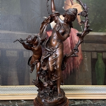 'הפתעה' - פסל צרפתי עתיק, על פי מודל של אוגוסט מורו (Auguste Moreau)