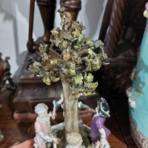 פסל פורצלן גרמני עתיק מתוצרת: 'מייסן' (Meissen) מעוצב כעץ וסביבו דמויות ילדים