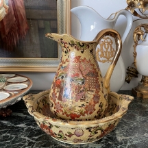 כד וקערה סינים דקורטיביים בסגנון 'סטסומה' (Satsuma), עשויים חרס, מעוטרים וחתומים