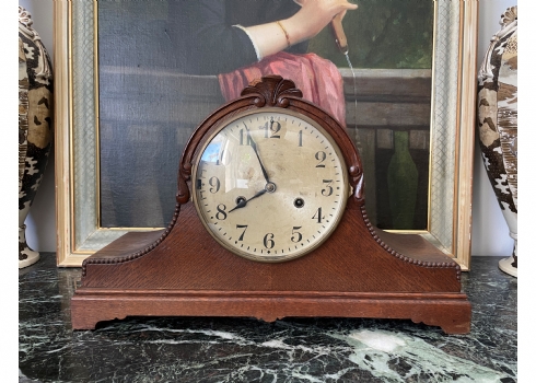שעון שולחני ישן משנות השלושים, עשוי עץ, מעוצב כ'כובע נפוליאוני'