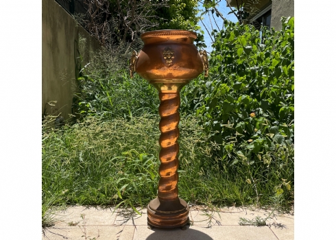עציץ (ג'ארדינייר / Jardiniere) על מעמד (חטיבה אחת), עשויים נחושת ופליז