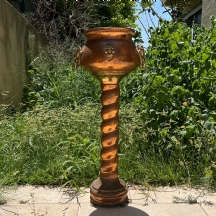 עציץ (ג'ארדינייר / Jardiniere) על מעמד (חטיבה אחת), עשויים נחושת ופליז