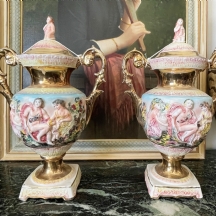 זוג אגרטלים איטלקים מתוצרת קאפודימונטה (Capodimonte) ומכסים תואמים