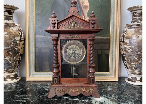 שעון קמין עתיק עשוי עץ, מעוצב כחזית בניין (החלק העליון נשלף), עיטורי נחושת