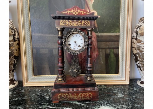 שעון פורטיקו (Portico Clock), עשוי עץ ומתכת, פגום