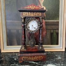 שעון פורטיקו (Portico Clock), עשוי עץ ומתכת, פגום