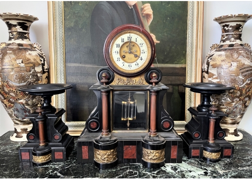 גארניטורה (Garniture) צרפתית עתיקה הכוללת שעון קמין עשוי שיש וצפחה שחורה