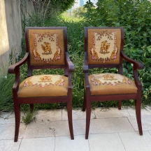 זוג כיסאות עץ ישנים מרופדים אריגי גובלן