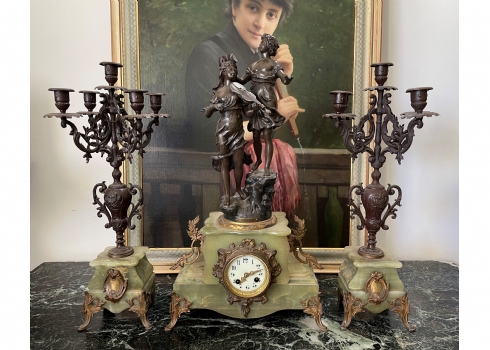 סט גארניטורה (Garniture) צרפתי עתיק ויפה, הכולל שעון קמין עשוי שפלטר ואוניקס