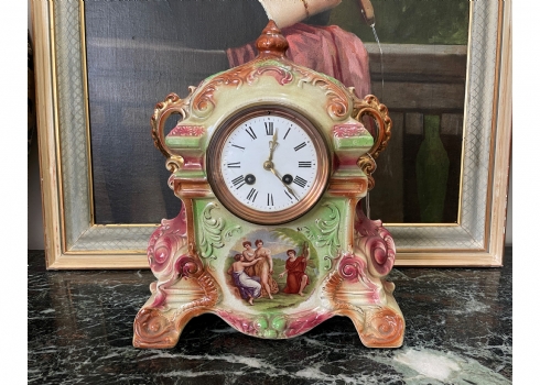 שעון קמין עשוי פורצלן ומעוטר בהדפס על פי ציור של 'אנג'ליקה קאופמן'