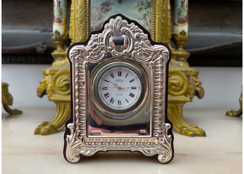 שעון שולחני אנגלי קטן עשוי עץ וחזית כסף, חתום בחותמות כסף אנגליות (כסף סטרלינג)