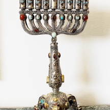חנוכייה בסגנון טורקמני, מורכבת משני חלקים, עשויה מתכת מצופה כסף ומשובצת אבנים