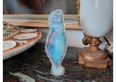 פסלון צרפתי אר דקו מתוצרת סבינו - Sabino, דגם: 'Reveil', עשוי זכוכית אופלסנטית
