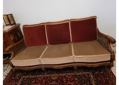 ספה עתיקה ויפה לשלושה יושבים, עשויה עץ מגולף, ריפוד בד וקליעת קש וינאית