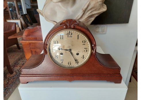 שעון שולחני ישן משנות השלושים, עשוי עץ, מעוצב כ'כובע נפוליאוני'