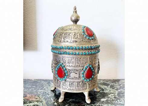 כלי טורקמני ישן ומכסה תואם עשויים מתכת מצופה כסף ומשובץ אבנים בגווני טורקיז