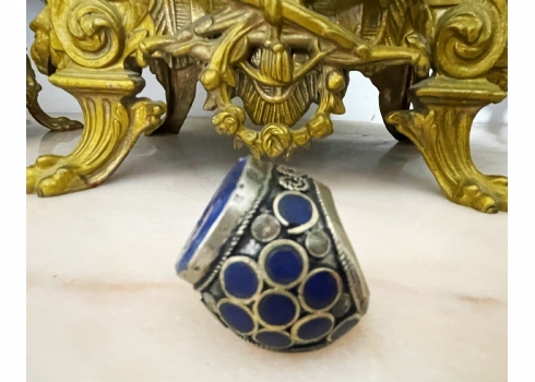 טבעת בסגנון טורקמני עשויה כסף נמוך ןמשובצת אבני לפיס כחולות, האבן המרכזית מעוטרת
