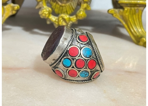 טבעת בסגנון טורקמני עשויה כסף נמוך ןמשובצת אבנים בגווני טורקיז וקורל