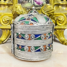 צמיד טורקמני היכול לשמש גם כקופסה, עשוי מתכת מצופה כסף ומשובץ אבנים צבעוניות