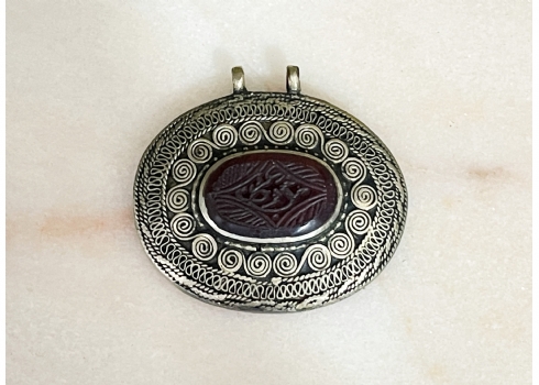 תליון טורקמני ישן עשוי כסף נמוך, משובץ במרכזו אבן בגוון קורניאול מעוטרת