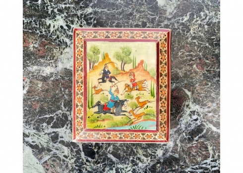 קופסת עץ פרסית משובצת בעבודת סאדלי (Sadeli Mosaic) ומצויירת