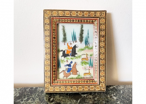 תמונת מיניאטורה פרסית ישנה ויפה, מצויירת ביד ונתונה במסגרת משובצת בעבודת סאדלי