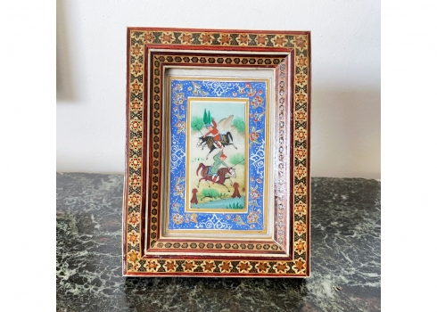 תמונת מיניאטורה פרסית ישנה ויפה, מצויירת ביד ונתונה במסגרת משובצת בעבודת סאדלי
