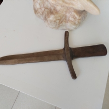 פגיון ישן עשוי מתכת, לא הצלחנו לשייכו לשום מודל צבאי ידוע, יתכן ויוצר מחלקי מתכת