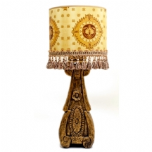 מנורה עומדת על רגל עשויה עץ