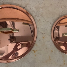 שני מכסי סירים ללא הסירים, עשויים נחושת וידיות פליז