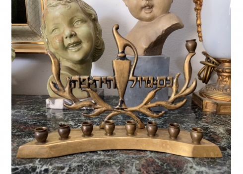 לאספני ישראליאנה - חנוכיה ישראלית ישנה מהמחצית השנייה של המאה העשרים, עשויה פליז