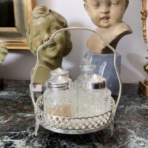 סט קרואט (Cruet Set) הכולל מעמד מתכת מוכסף וכלי זכוכית לחרדל, חומץ, מלח ופלפל
