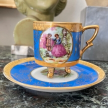 ספל פורצלן ישן מסוג 'דמיטסי' (Demitasse cup ) ותחתית תואמת, מעוטרים בהדפס