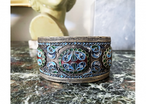 צמיד טורקמני ישן ויפה במיוחד עשוי מתכת מצופה כסף ובאמייל צבעוני בסגנון רוסי