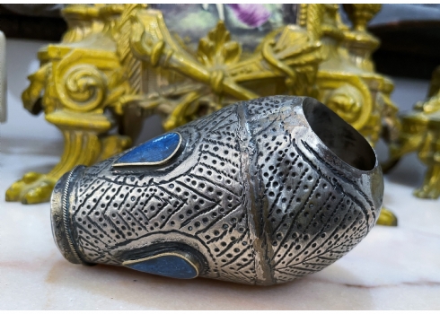 טבעת טורקמנית ענקית, עשויה כסף נמוך ומשובצת אבנים כחולות