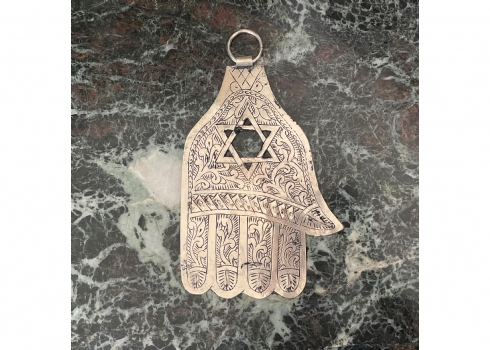 חמסה מרוקאית ישנה וגדולה לתליה על הקיר עשויה מתכת מרוקעת (פליז) בעבודת יד ומצופה
