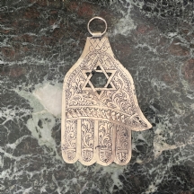 חמסה מרוקאית ישנה וגדולה לתליה על הקיר עשויה מתכת מרוקעת (פליז) בעבודת יד ומצופה