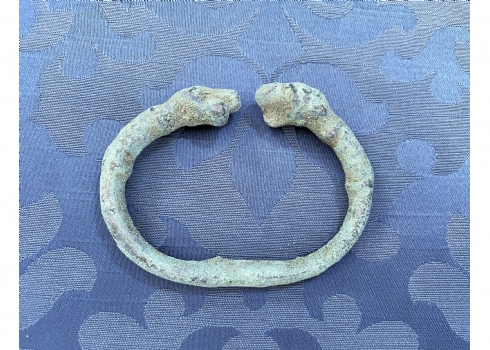 צמיד מתכת ישן, סמני קורוזיה (חלודה), מעוטר בראשי לביאות