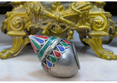 טבעת טורקמנית ישנה עשויה מתכת וכסף נמוך, מעוטרת אמייל
