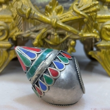 טבעת טורקמנית ישנה עשויה מתכת וכסף נמוך, מעוטרת אמייל