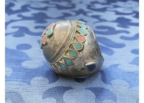 טבעת טורקמנית ישנה, עשויה כסף נמוך ואמייל צבעוני