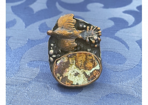 טבעת אמנותית, עשויה מתכת וכסף נמוך משובצת אבן